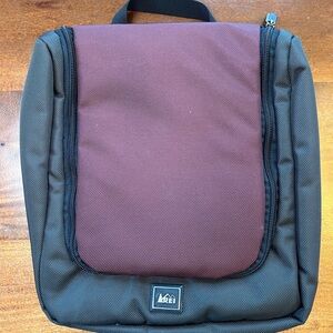 REI Toiletries Travel Bag Camping Hiking Case Hanging